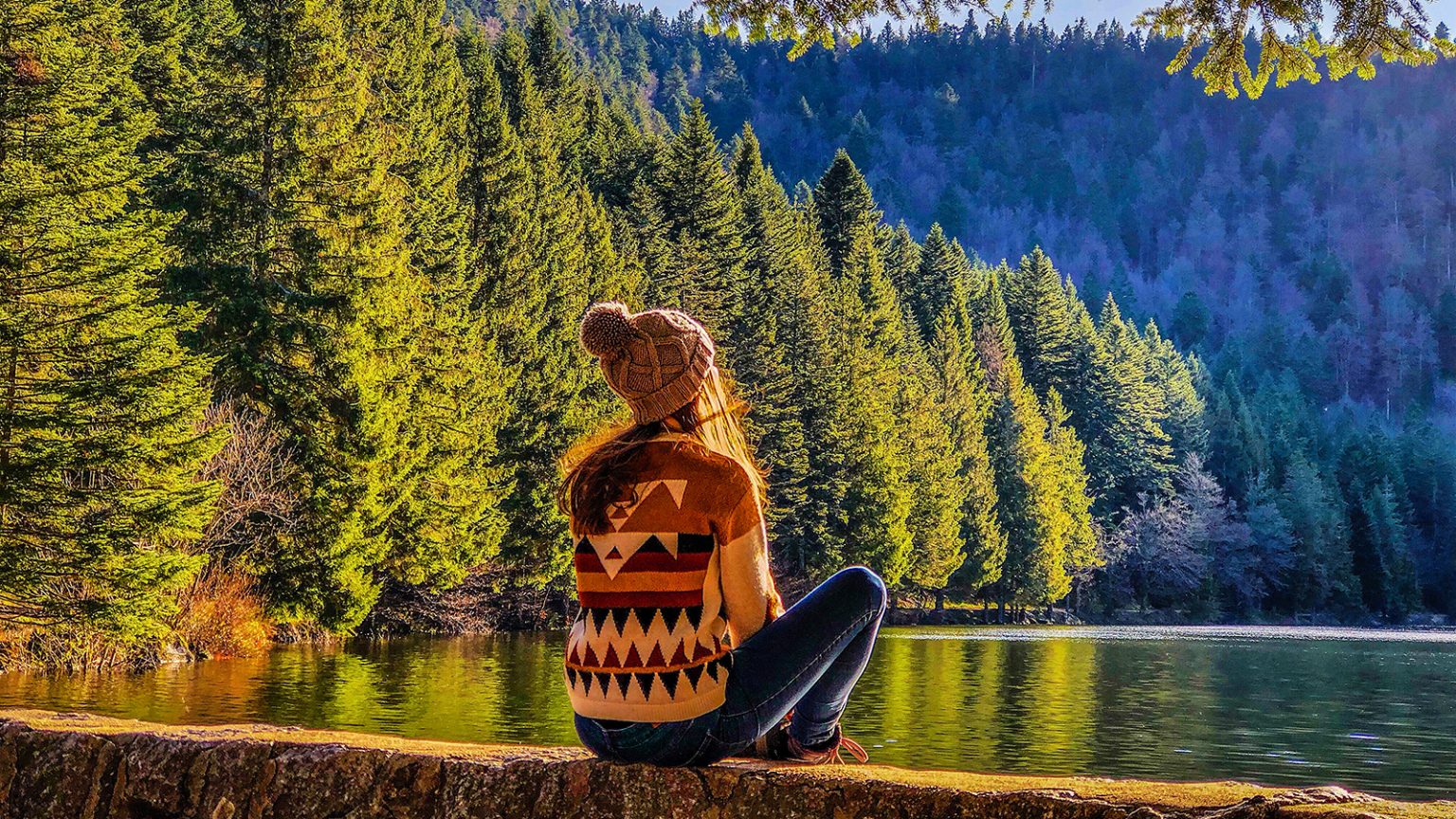 Jeune femme devant le Lac des Corbeaux - La Bresse
