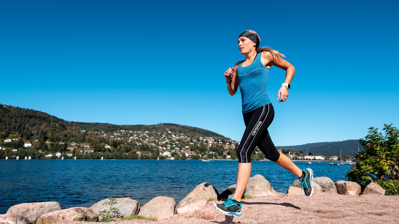 Une joggeuse autour du Lac de Gérardmer