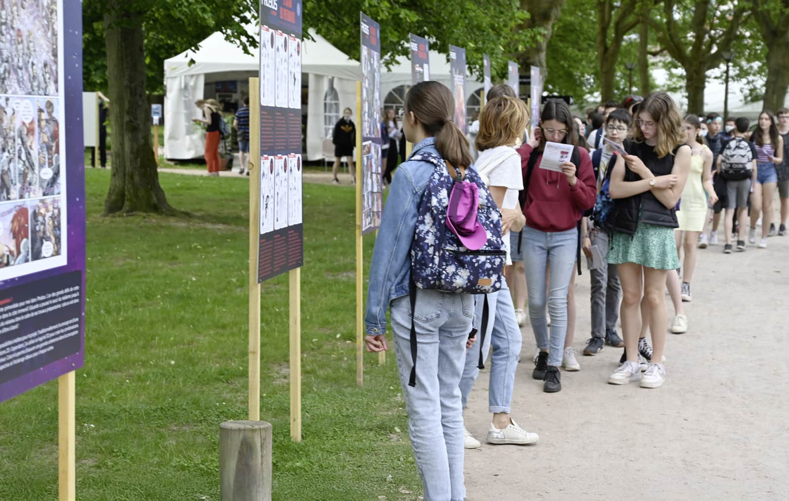Des jeunes dans le parc du cours à Epinal lors des imaginales d'Epinal Mai 2025
