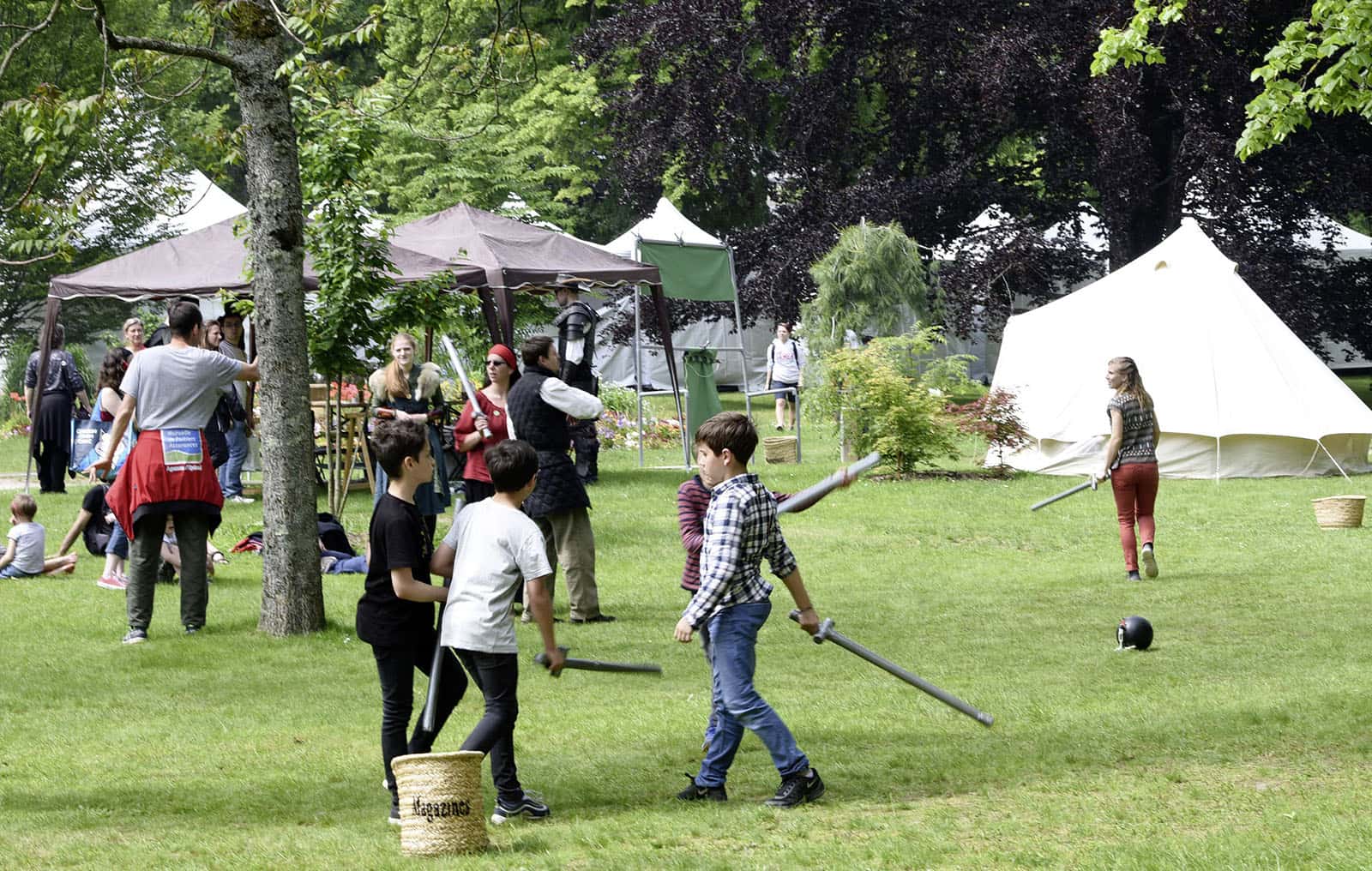 Visiteurs dans le parc du cours à Epinal lors des imaginales d'Epinal Mai 2025